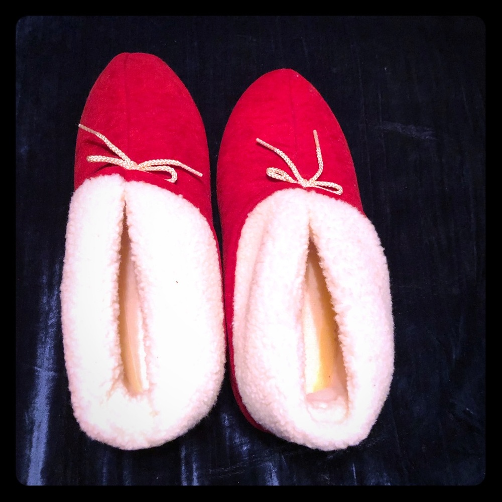 New in box dear foam red slippers